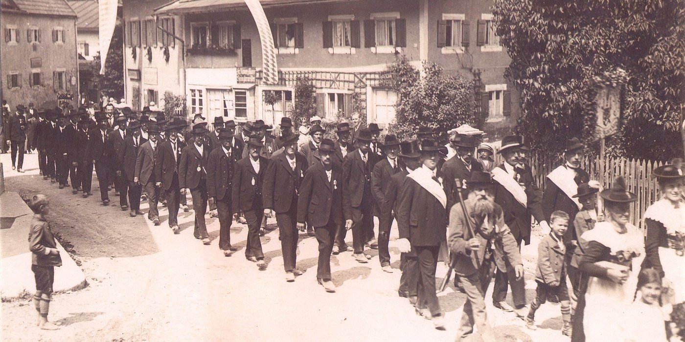 Festzug der Fahnenweihe der Pioniere - Vereinigung Miesbach am 10.07.1923, © Stadtarchiv Miesbach