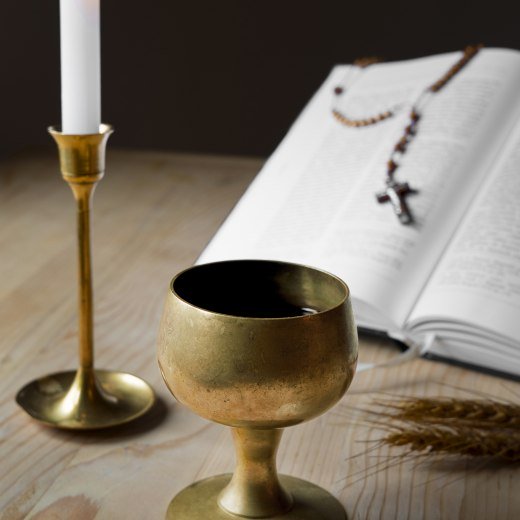 blick-auf-brot-und-wein-fur-die-religiose-zeremonie