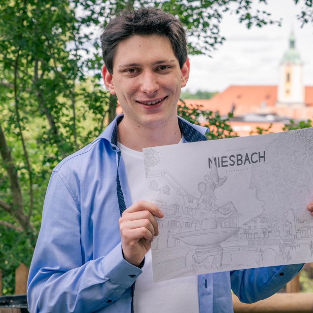 Andreas Kempf mit Zeichnung in der Hand, © Max Kalup